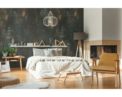 Slaapkamer met bed, fauteuil en open haard