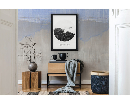 Moderne woonkamer met dressoir, decoraties en een ingelijste foto aan de muur