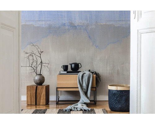 Decoratieve woonsfeer met ladekast, woonaccessoires en abstracte wanddecoratie