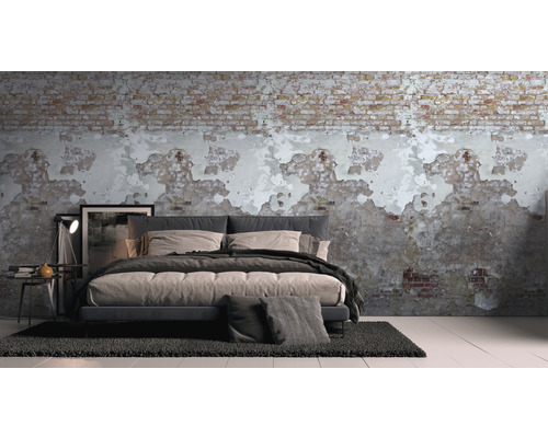 Slaapkamer met bed, nachtkastje en decoratieve wand