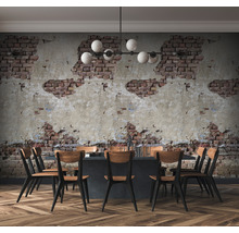 Eetkamer met eettafel, stoelen en een behang met baksteenmotief
