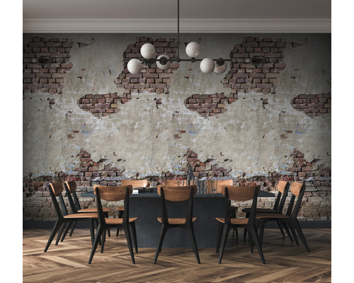 Eetkamer met eettafel, stoelen en een behang met baksteenmotief