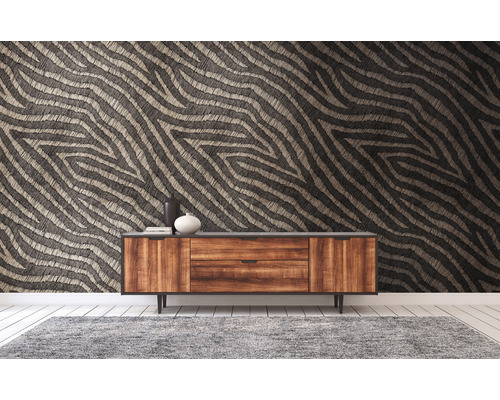 Woonkamer met patroonbehang en houten dressoir