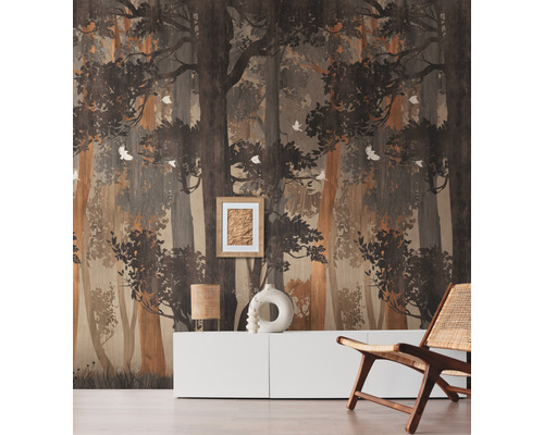 Woonkamer met fotobehang met bosmotief achter een dressoir en een stoel