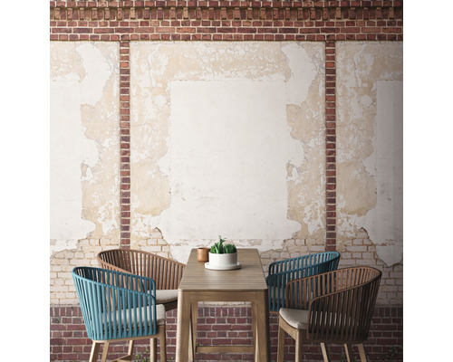 Terras scene met tafel en stoelen voor een bakstenen muur