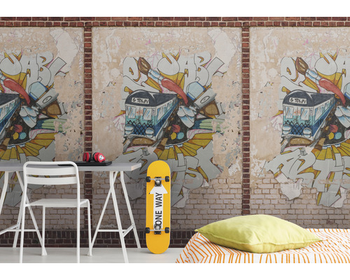 Kamer met graffiti behang, bureau, stoel en skateboard