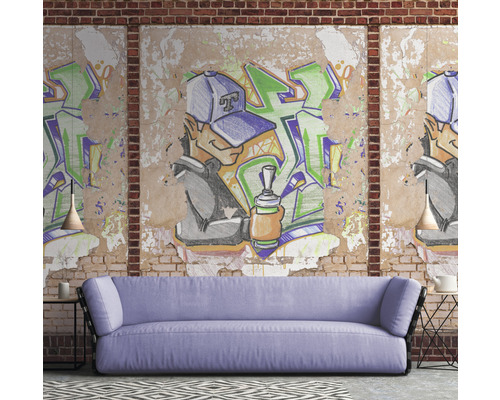 Woonkamer met bank en muurschildering met graffitithema.