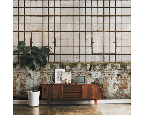 Fotobehang met industrieel raammotief boven een dressoir in een kamer