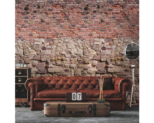 Woonkamer met lederen bank, kisttafel en gemetselde muur