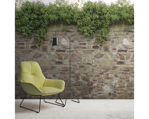 Scene met fauteuil, staande lamp en muur met begroeiing