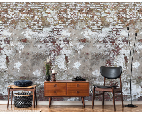 Decoratieve woonkamer met bakstenen behang, dressoir, stoel en staande lamp.