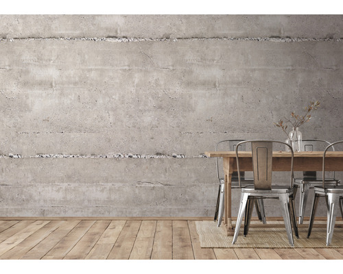 Interieur met betonnen muur, houten tafel en metalen stoelen.