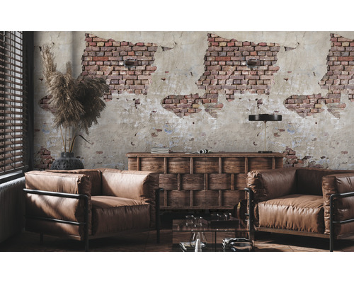 Woonkamer met leren fauteuils en bakstenen behang