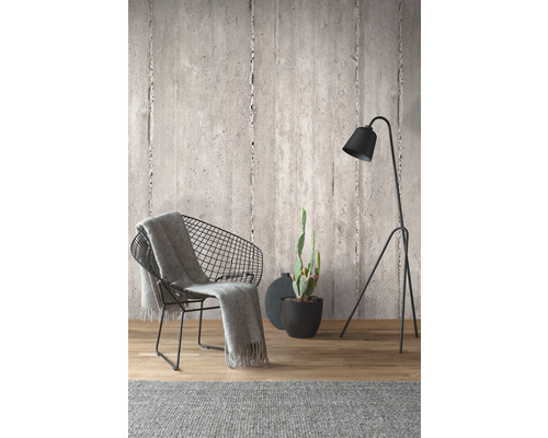 Woonkamerdecoratie met stoel, deken, staande lamp en cactus