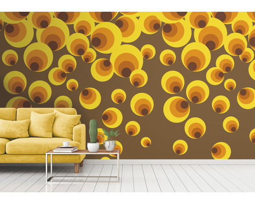 Woonkamer met retro behang met cirkelpatroon, bank en salontafel