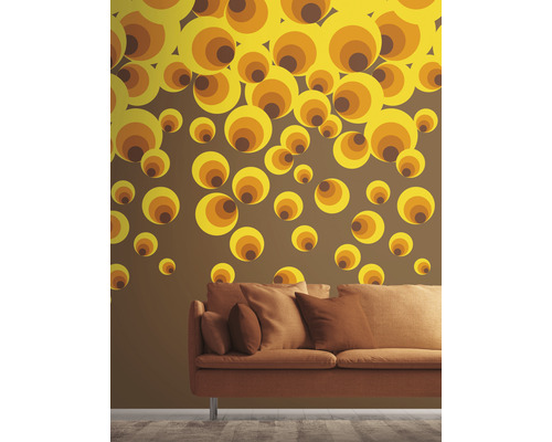 Woonkamer met bank en muursticker met cirkelpatroon