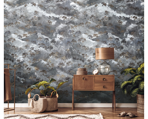 Decoratieve kamer met behang met patroon, dressoir en kamerplanten.