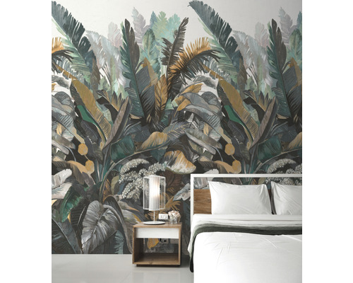 Slaapkamer met jungle behang met patroon, nachtkastje en bed