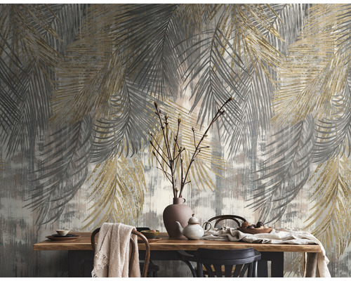 Eetkamer met eettafel en behang met palmmotief