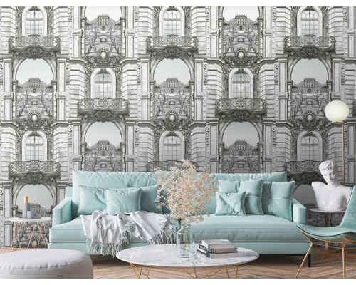 Woonkamer met behangmotief, bank en decoraties