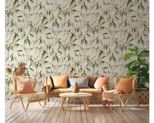 Woonkamer met behang met patroon, bank en rotan stoelen