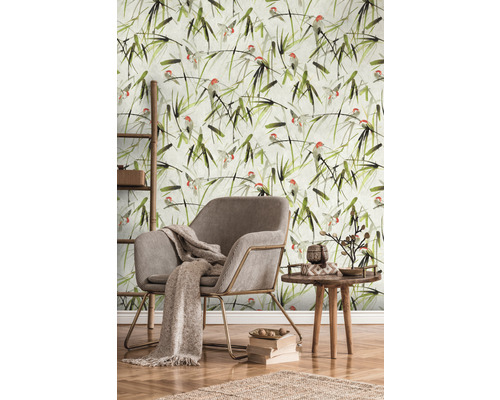 Decoratieve kamer met behang met motief, fauteuil en bijzettafel