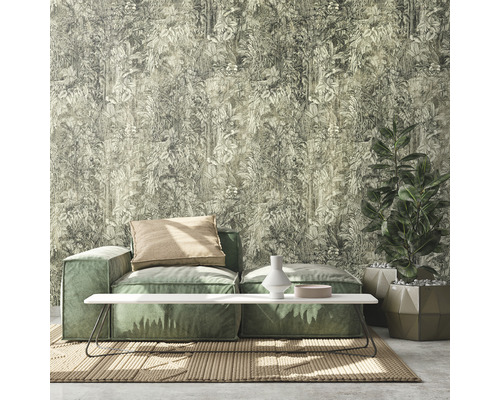 Woonkamer met bank, tafel, kamerplant en junglebehang