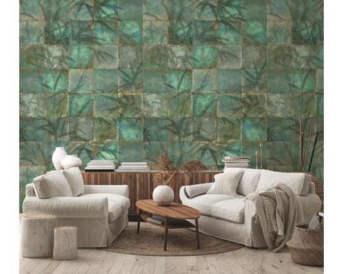 Woonkamer met groen bamboepatroonbehang, bank en houten tafel