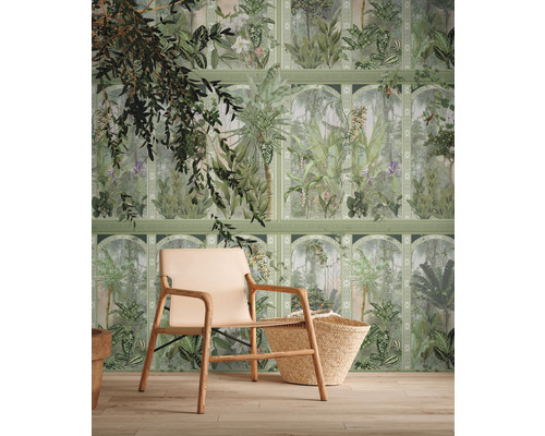 Interieur met junglebehang, fauteuil en mand