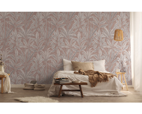 Slaapkamer met bloemenbehang, bed en nachtkastje