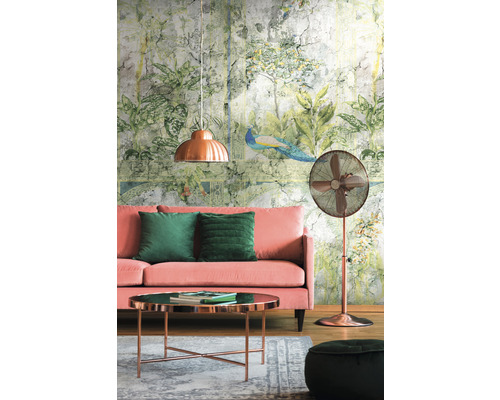 Woonkamer met behang, bank, kussens, tafel, lamp en ventilator