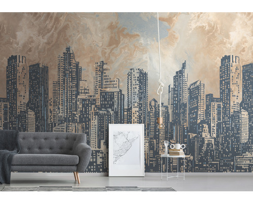 Woonkamer met behang met patroon, bank, bijzettafel en fotolijst