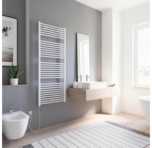 Badkamer met handdoekradiator, wastafel, spiegel en bidet