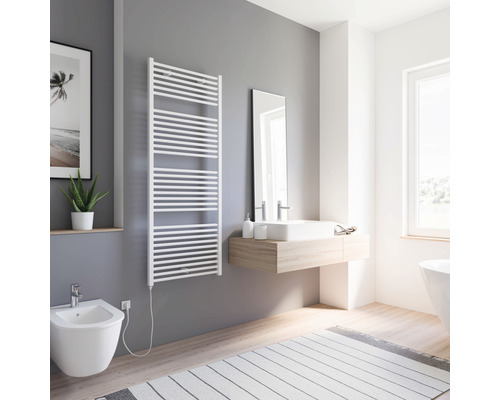 Badkamer met handdoekradiator, wastafel, spiegel en bidet