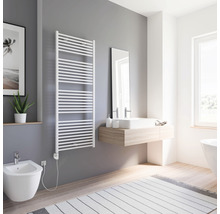 Moderne badkamer met handdoekradiator, wastafel en bidet