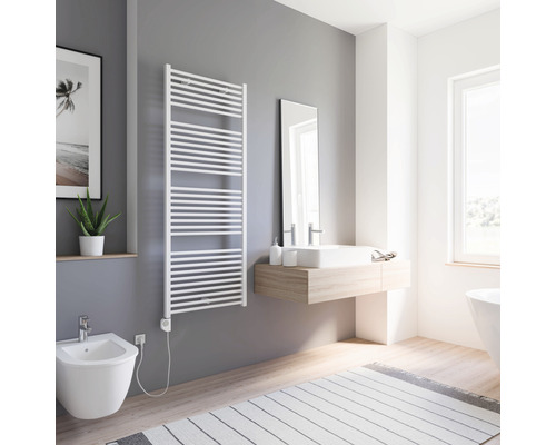 Moderne badkamer met handdoekradiator, wastafel en bidet