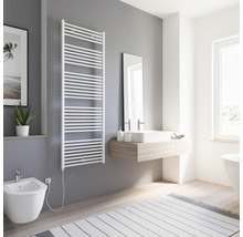 Badkamer met handdoekradiator, wastafel en bidet in helder design