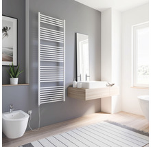 Badkamer met handdoekradiator, wastafel en bidet