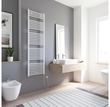 Moderne badkamer met handdoekradiator, wastafel en bidet.