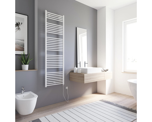 Moderne badkamer met handdoekradiator, wastafel en bidet.
