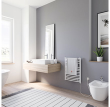 Moderne badkamer met radiator, wastafel en bidet