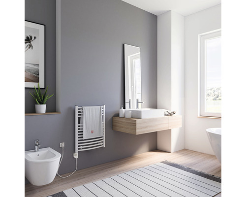 Moderne badkamer met handdoekradiator, wastafel en bidet
