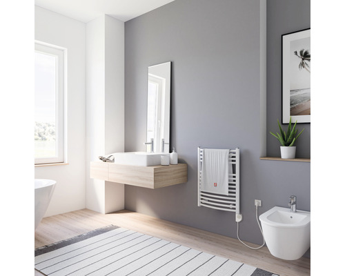 Badkamer met wastafel, spiegel, verwarming en bidet