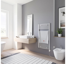 Moderne badkamer met bad, wastafel, spiegel, handdoekradiator en bidet