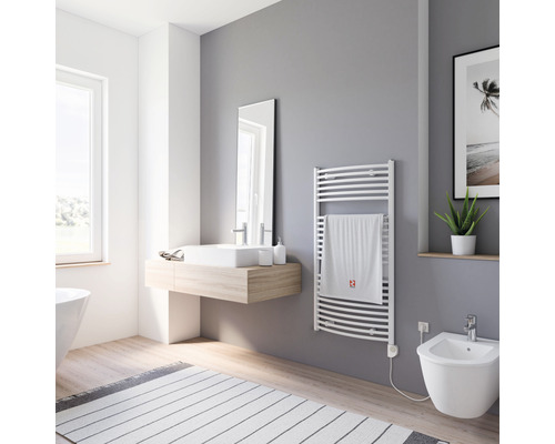 Moderne badkamer met bad, wastafel, spiegel, handdoekradiator en bidet