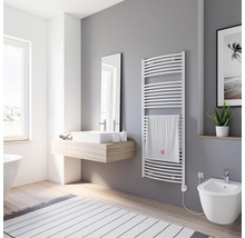 Moderne badkamer met verwarmd handdoekenrek, wastafel, spiegel en bidet