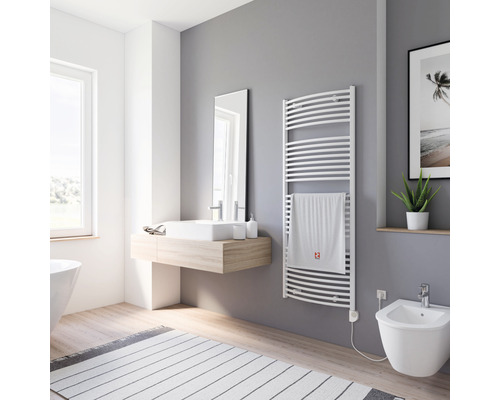 Moderne badkamer met verwarmd handdoekenrek, wastafel, spiegel en bidet