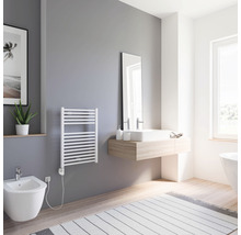 Moderne badkamer met handdoekradiator, wastafel en bidet