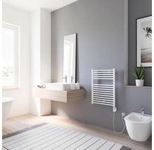 Moderne badkamer met wastafel, spiegel, handdoekradiator en bidet