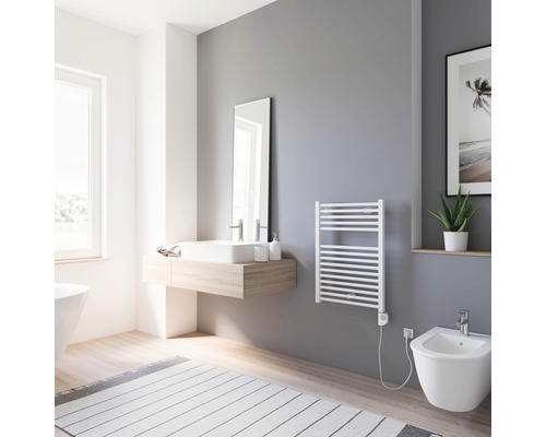 Moderne badkamer met wastafel, spiegel, handdoekradiator en bidet